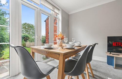 Bramcote House | 4-Bed Beeston Getaway - Free Parking
