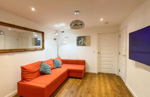 Longcroft House | 4 Bed complete Home in Edinburgh Near Airport