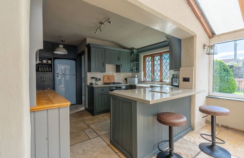 Caerleon Cottage | 4 Bed Cottage - Sleeps 8 - Pets - Garden - Parking