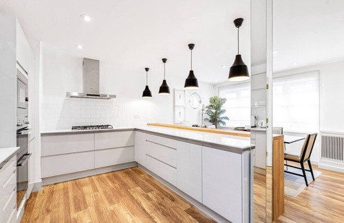Brompton & Hans Town House | 4-Bed House | Next To Harrods | Private Parking