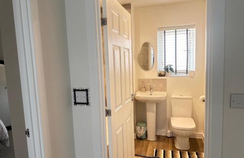Wolverhampton House | 4 Bed House - Sleeps 7 - Pets - Parking - Wifi