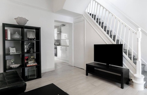 Plaistow South House | 4 Bed House - Sleeps 8 - Garden, Pets, Wifi