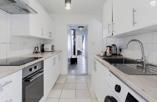 Plaistow South House | 4 Bed House - Sleeps 8 - Garden, Pets, Wifi