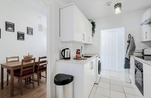 Plaistow South House | 4 Bed House - Sleeps 8 - Garden, Pets, Wifi