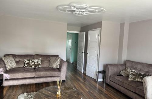 Milton Keynes House | 4 Bed House - Sleeps 8 - HotTub - Garden - Parking