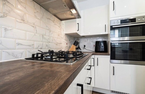 Coulsdon West House | 4-Bed in Coulsdon 20 min London, 20 min Gatwick 2