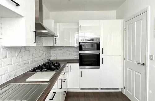 Coulsdon West House | 4-Bed in Coulsdon 20 min London, 20 min Gatwick 2