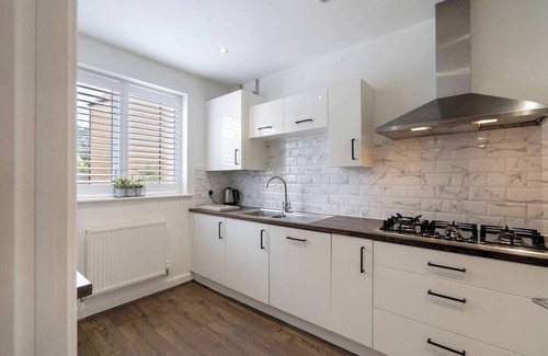Coulsdon West House | 4-Bed in Coulsdon 20 min London, 20 min Gatwick 2