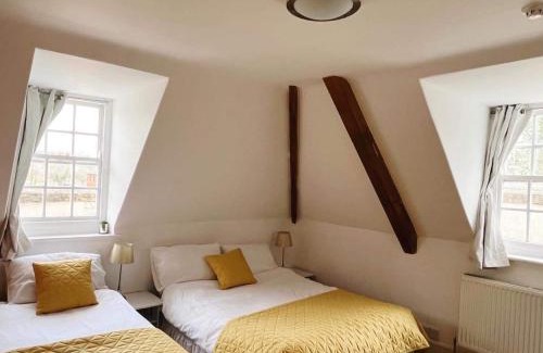Trowbridge Apartment | 4 bed loft apartment overlooking historic town