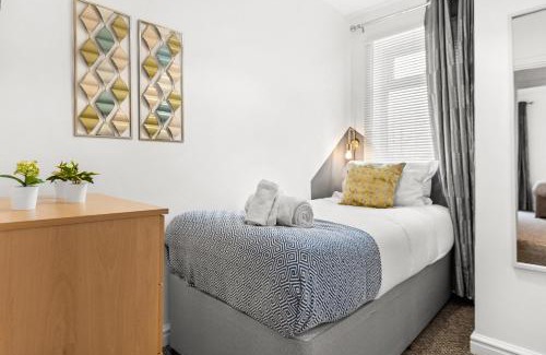 Margam Apartment | 4 Bed - Town Centre - Smart TVs in Every Room