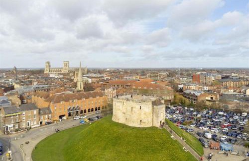 York House | 4 bed town house with views of Clifford & River Ouse
