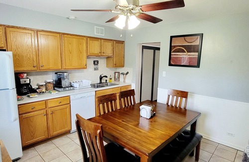 Glenview House | 4 Bedroom, 2 Full Bath. Centrally Located. Near O'Hare Airport and attractions