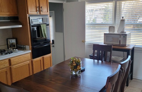 Glenview House | 4 Bedroom, 2 Full Bath. Centrally Located. Near O'Hare Airport and attractions