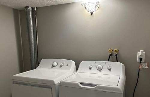 Elizabethtown House | 4 bedroom- 3.7 miles to Elizabethtown Sports Park!
