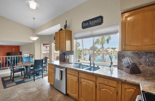 Avondale House | 4 Bedroom 3 Bathroom on the Lake! 3 Queen Beds!