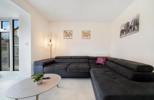 Ebbsfleet Valley House | 4 Bedroom 6 Bed 3 Bath Home with Private Parking for 2 and Garden