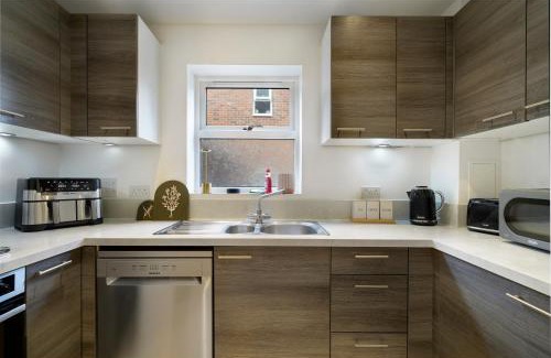 Ebbsfleet Valley House | 4 Bedroom 6 Bed 3 Bath Home with Private Parking for 2 and Garden