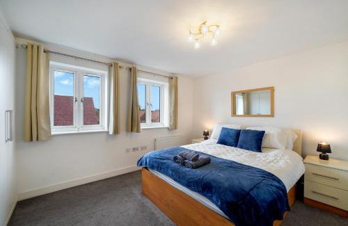 Ebbsfleet Valley House | 4 Bedroom 6 Bed 3 Bath Home with Private Parking for 2 and Garden