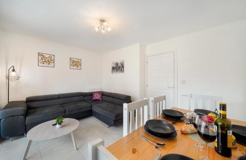 Ebbsfleet Valley House | 4 Bedroom 6 Bed 3 Bath Home with Private Parking for 2 and Garden