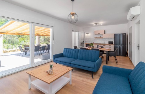 Rab House | 4 bedroom awesome home in Mundanije