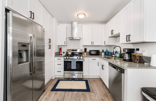 Parkway-South Sacramento House | 4-Bedroom Cactus-Themed Retreat with Plush Beds