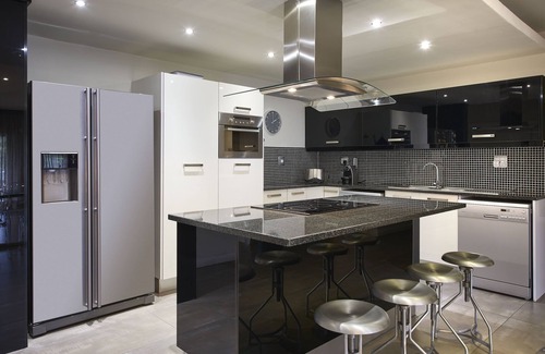 Greater Johannesburg Metropolitan Area Apartment | 4 Bedroom Executive Apartment with three king and 1 twin bed in Sandton CBD