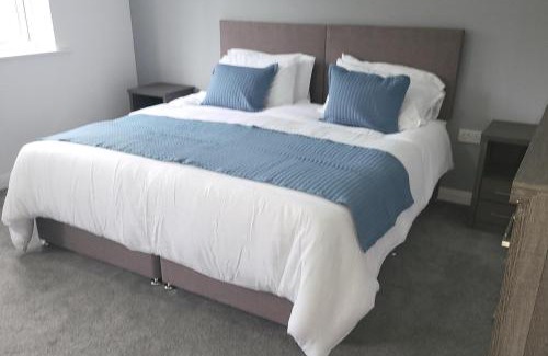 Ashton-under-Lyne House | 4 Bedroom Home - Sleeps 7 Pet Friendly & Parking