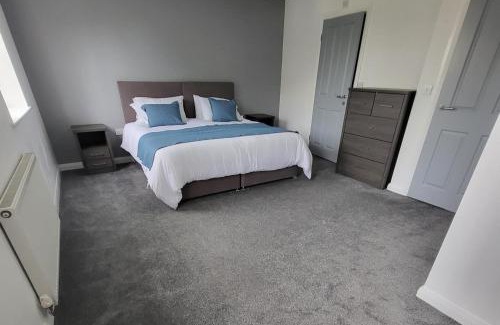 Ashton-under-Lyne House | 4 Bedroom Home - Sleeps 7 Pet Friendly & Parking