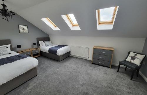 Ashton-under-Lyne House | 4 Bedroom Home - Sleeps 7 Pet Friendly & Parking