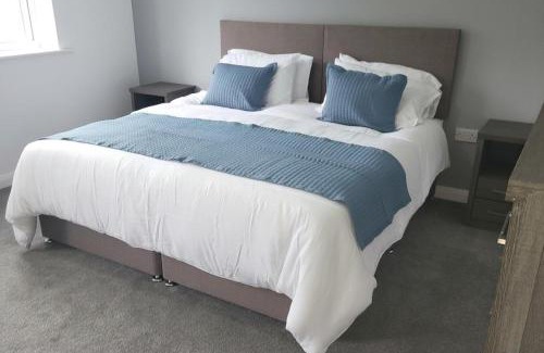 Ashton-under-Lyne House | 4 Bedroom Home - Sleeps 7 Pet Friendly & Parking