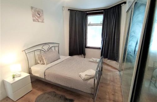 East Ham House | 4 Bedroom House 8min walk to EastHam Station