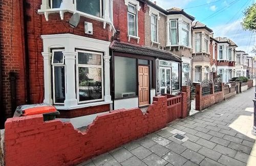 East Ham House | 4 Bedroom House 8min walk to EastHam Station