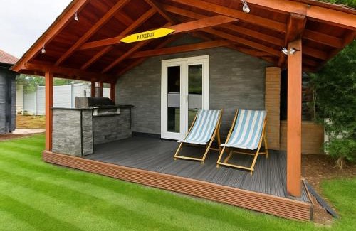 Southbourne House | 4 Bedroom House - Hot Tub - BBQ - Beach - Garden - Cinema - Parking