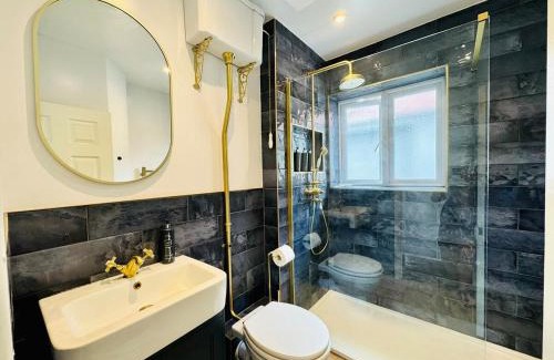 Southbourne House | 4 Bedroom House - Hot Tub - BBQ - Beach - Garden - Cinema - Parking