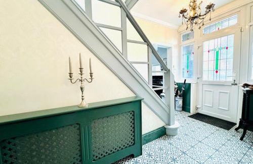 Southbourne House | 4 Bedroom House - Hot Tub - BBQ - Beach - Garden - Cinema - Parking