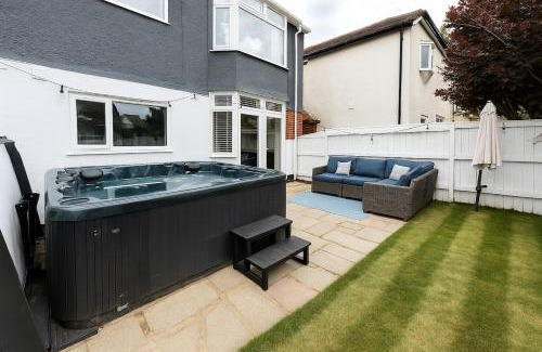 Southbourne House | 4 Bedroom House - Hot Tub - BBQ - Beach - Garden - Cinema - Parking