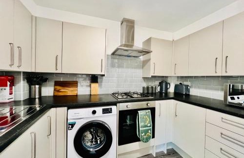 Basildon House | 4 Bedroom House in the Heart of Basildon 2 mins to Town Center I Weekly or Monthly Stay Offer I Free Parking I Sleeps 7