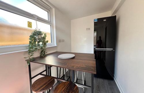 Basildon House | 4 Bedroom House in the Heart of Basildon 2 mins to Town Center I Weekly or Monthly Stay Offer I Free Parking I Sleeps 7