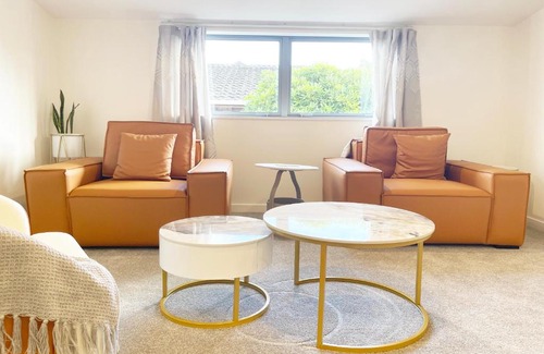 Murrays Bay House | 4-Bedroom House in the NorthShore of Auckland, Walk to the beach