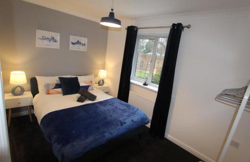 Wythenshawe House | 4 Bedroom House Near Manchester Airport, Wythenshawe Hospital and Trafford Centre