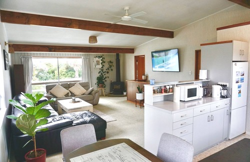 One Tree Point House | 4 bedroom house by the boat ramp, family friendly, walking distance to the water