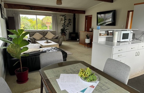 One Tree Point House | 4 bedroom house by the boat ramp, family friendly, walking distance to the water