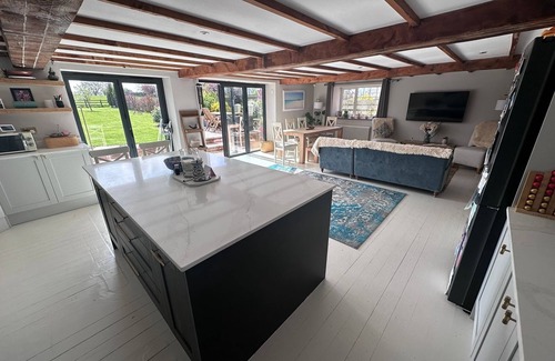 Lavendon House | 4-Bedroom Limestone Country House - Large Garden, Field view, Gazebo Fire Pit