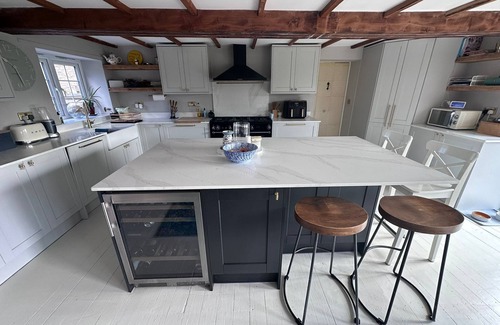 Lavendon House | 4-Bedroom Limestone Country House - Large Garden, Field view, Gazebo Fire Pit