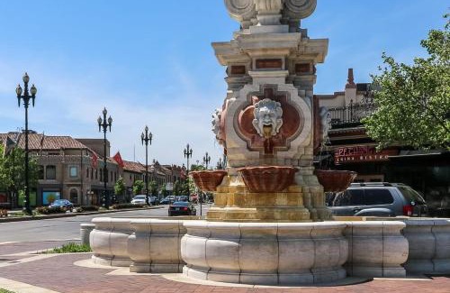 West Plaza House | 4 Bedroom Plaza Charmer Pet Friendly