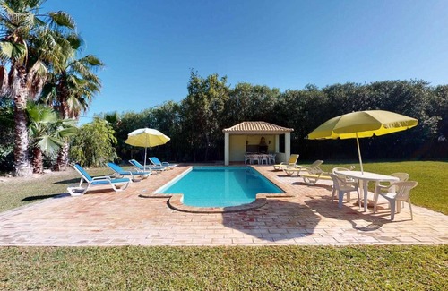 Almancil Villa | 4 bedroom villa with pool on the outskirts of Quinta do lago