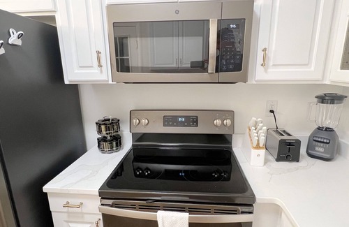 Summerville House | 4 Bedrooms 4 Bathrooms 2 Laundry Rooms - Brick Cottage