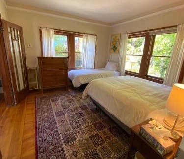 Poets Corner Apartment | 4 Berkeley Furnished Apartment - 2 Beds Laundry and Parking