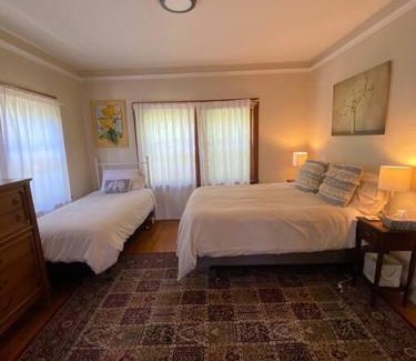 Poets Corner Apartment | 4 Berkeley Furnished Apartment - 2 Beds Laundry and Parking