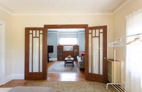 Poets Corner Apartment | 4 Berkeley Furnished Apartment - 2 Beds Laundry and Parking